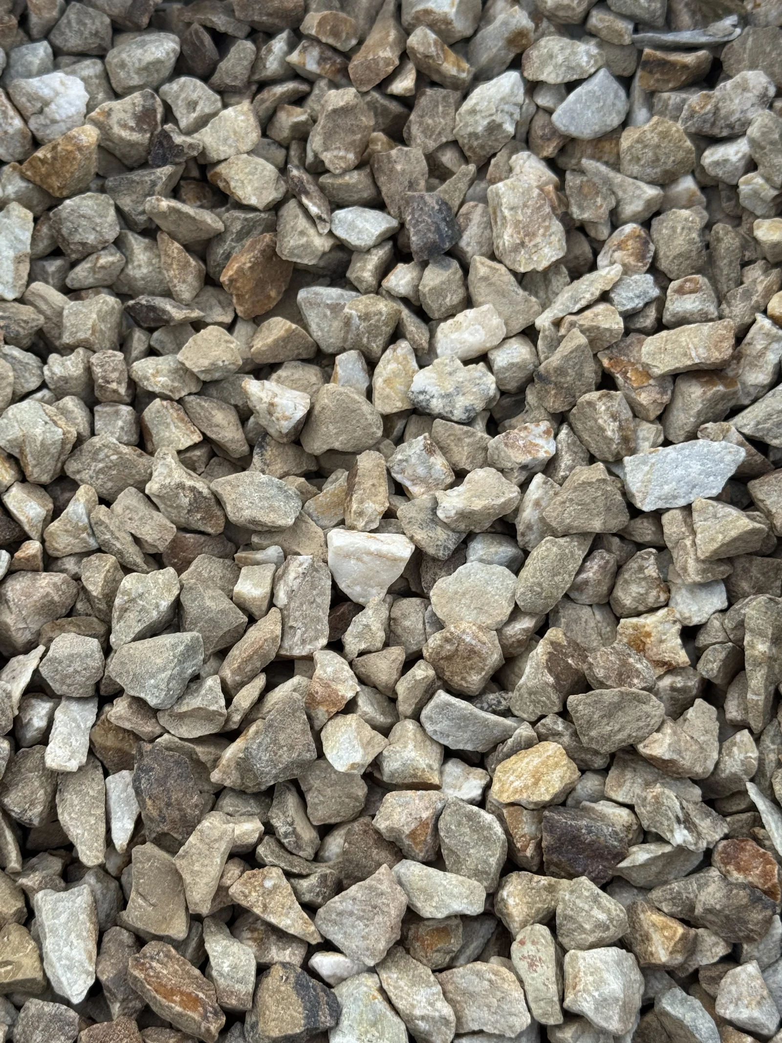 Ballylusk decorative stone, angular golden-grey chippings